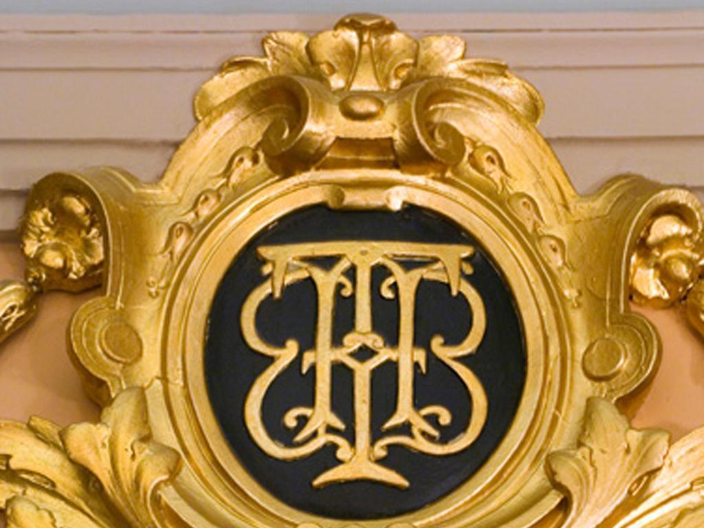 海牙德斯因德斯酒店 客房 照片 The monogram of the Prince of Wales on the fireplace at the Long Room, Windsor Castle